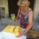 Maria la pantofolaia mentre taglia la polenta per fare la forma delle sgagliozze